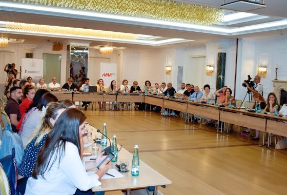 Tryezë diskutimi për kushtet e punës së gazetarëve: AMA dhe Inspektorati i Punës bëjnë bashkë përfaqësues të industrisë mediatike audiovizive, gazetarë dhe shoqëri civile