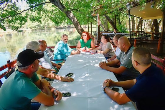 Kryetarja e AMA-s ndalet në qarkun e Korçës: Kemi marrë dakordësinë e 70% të operatorëve të autorizuar për ndryshimet në rregullore
