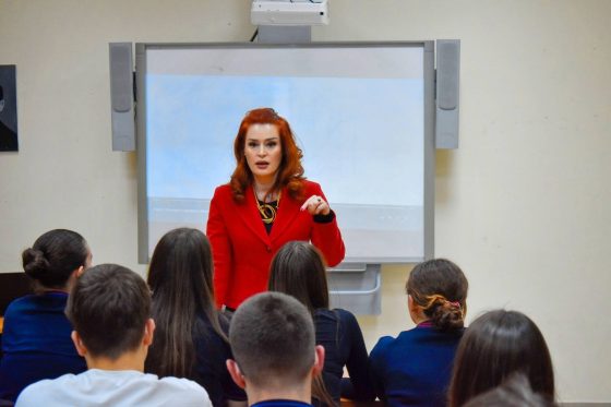 Krasniqi me gjimnazistët e “Qemal Stafës”: Edukimi mediatik, mburojë ndaj rreziqeve të botës digjitale