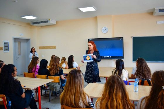 Krasniqi me gjimnazistët e “Naim Frashërit” në Durrës: Teknologjia sjell mundësi, por edhe rreziqe