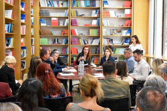 Krasniqi zhvillon takim konsultativ me OSHMA-të për ndryshimet në rregulloren e reklamave dhe transparencën e fondeve publike