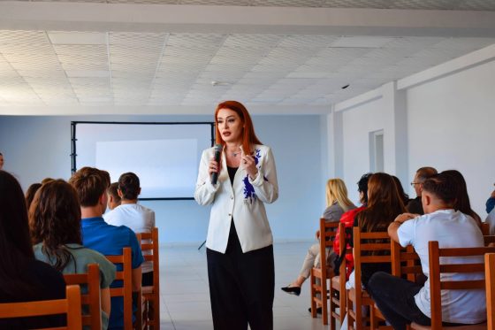 AMA nis fushatën e Edukimit Mediatik në shkallë kombëtare, Krasniqi bashkëbisedon me gjimnazistët e Elbasanit për sigurinë në mjedisin digjital