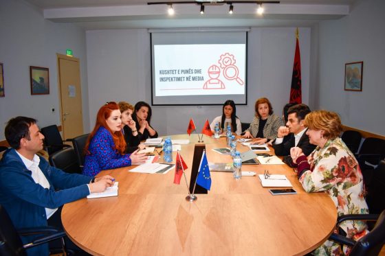 Përmirësimi i kushteve të punës në media, AMA dhe Inspektorati i Punës në tryezën e radhës. Diskutohen rezultatet e inspektimeve dhe sfidat e tregut