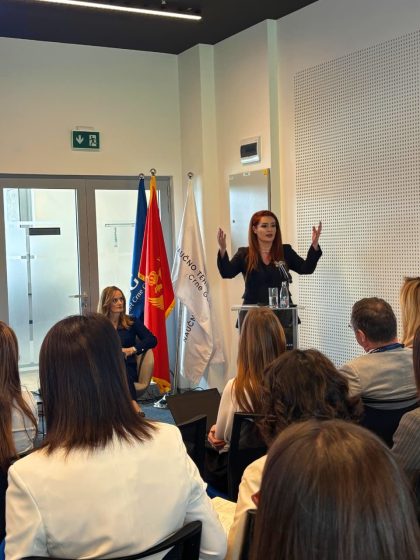 Konferenca rajonale për luftën kundër dezinformimit: Krasniqi prezanton në Podgoricë bashkëpunimin me TikTok e X dhe rëndësinë e edukimit mediatik