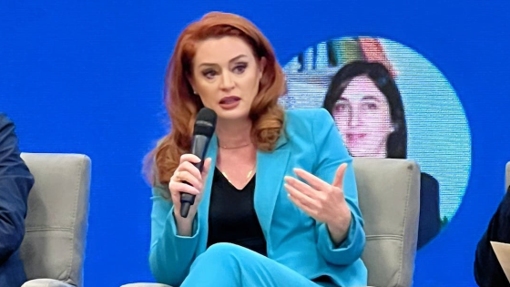 Forumi i 11-të i Zhvillimit të Medias, kryetarja e AMA-s prezanton Strukturën Pronësore të Medias Audio/Audiovizive dhe Pronarët Përfitues