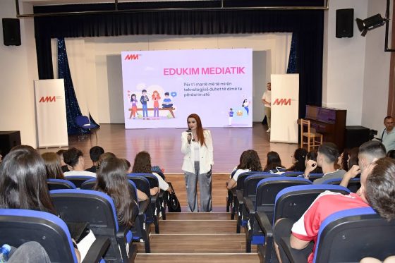 AMA vazhdon fushatën e Edukimit Mediatik, Kryetarja Krasniqi përballë 200 gjimnazistëve të Durrësit: Kujdes nga rreziqet e botës virtuale!