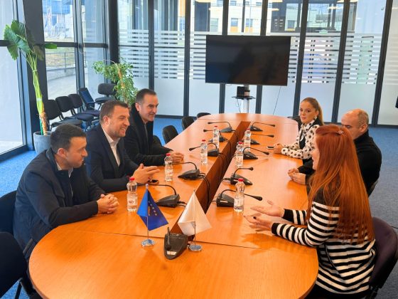 Sfidat aktuale të tregut mediatik, Krasniqi takon në Prishtinë drejtues të Komisionit të Pavarur të Mediave